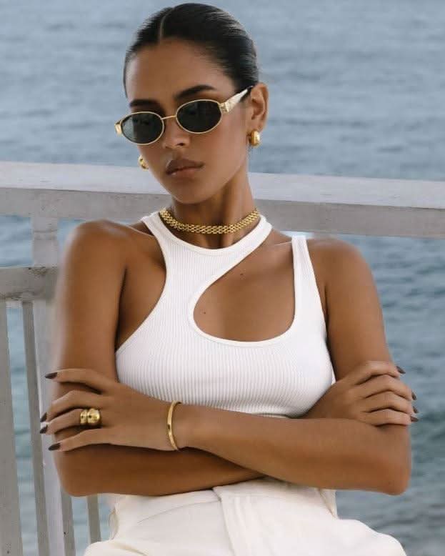 gold bangle bracelet wear by a woman