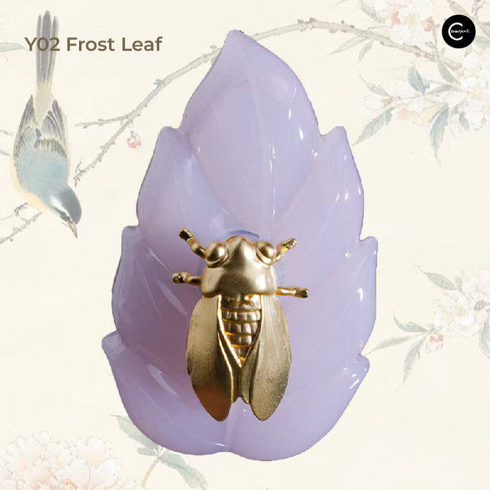 HUAZHUANGJI highlighter and contour palette in Y02 Frost Leaf, shown as a lavender flower-shaped compact