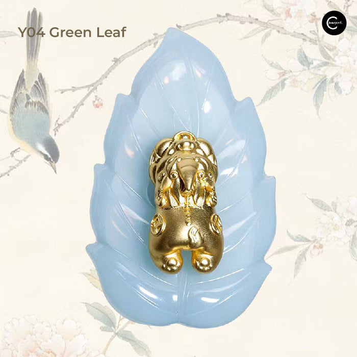HUAZHUANGJI Moon Silk highlighter and contour palette in Y04 Green Leaf, closed blue leaf-shaped compact