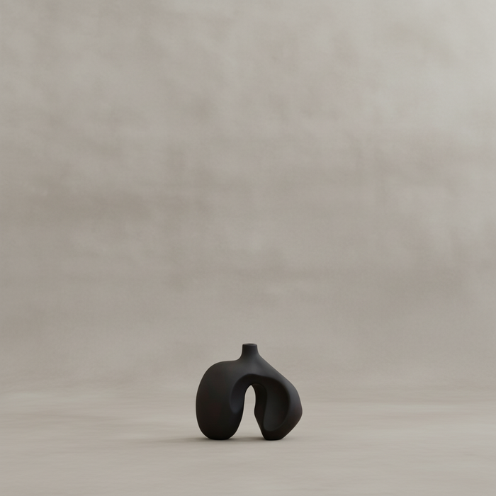 Ni Vase Petit with limewash beige-grey background