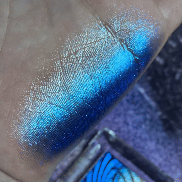 NOIRICORN eyeshadow pigment swatch in a vivid blue shade on skin