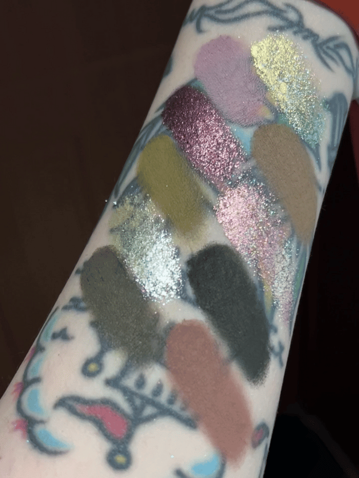 NOIRICORN x @freya86_ff CANDY PUPPET eyeshadow palette shimmer effect detail