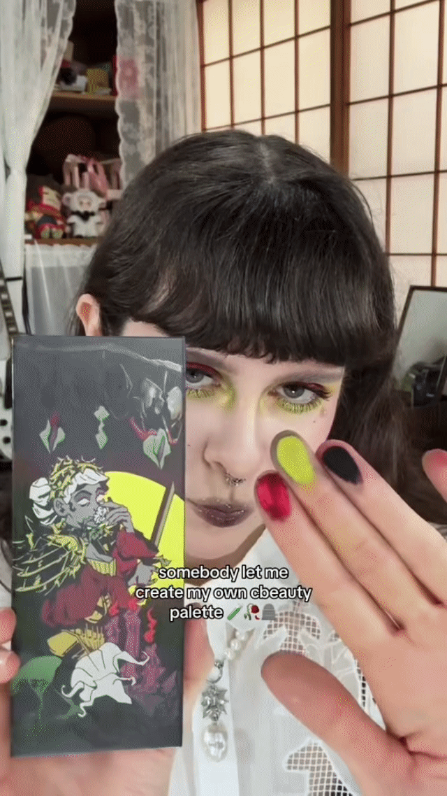 NOIRICORN x @ghoul.in.japan BLIGHTMOON eyeshadow palette glitter texture close-up