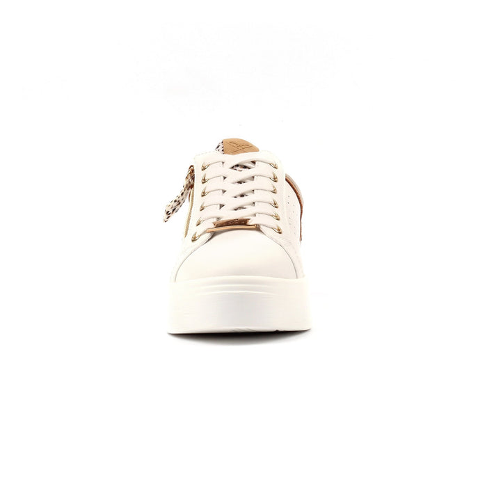 Presley White Trainer