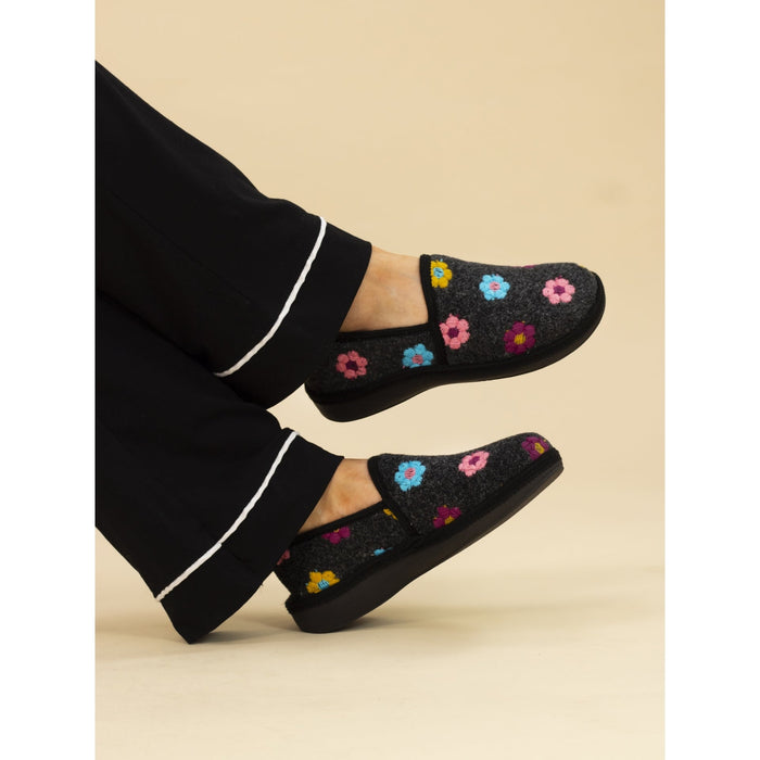 Sepal Black Slipper