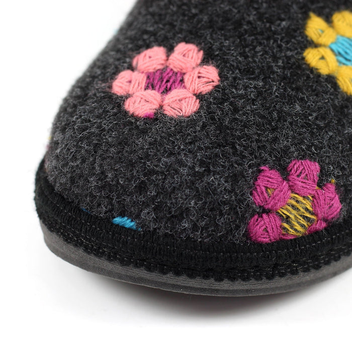 Sepal Black Slipper